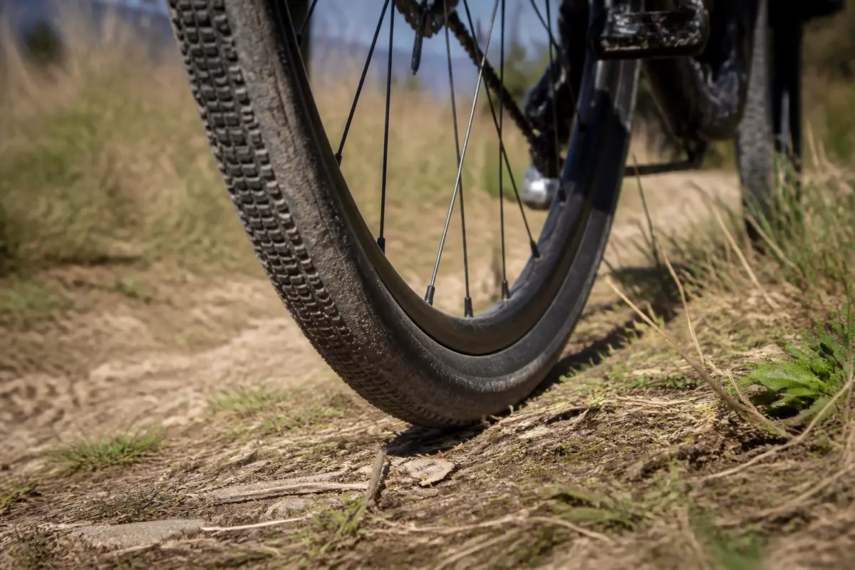 Combien de bar dans un pneu vélo ? Guide pression idéale