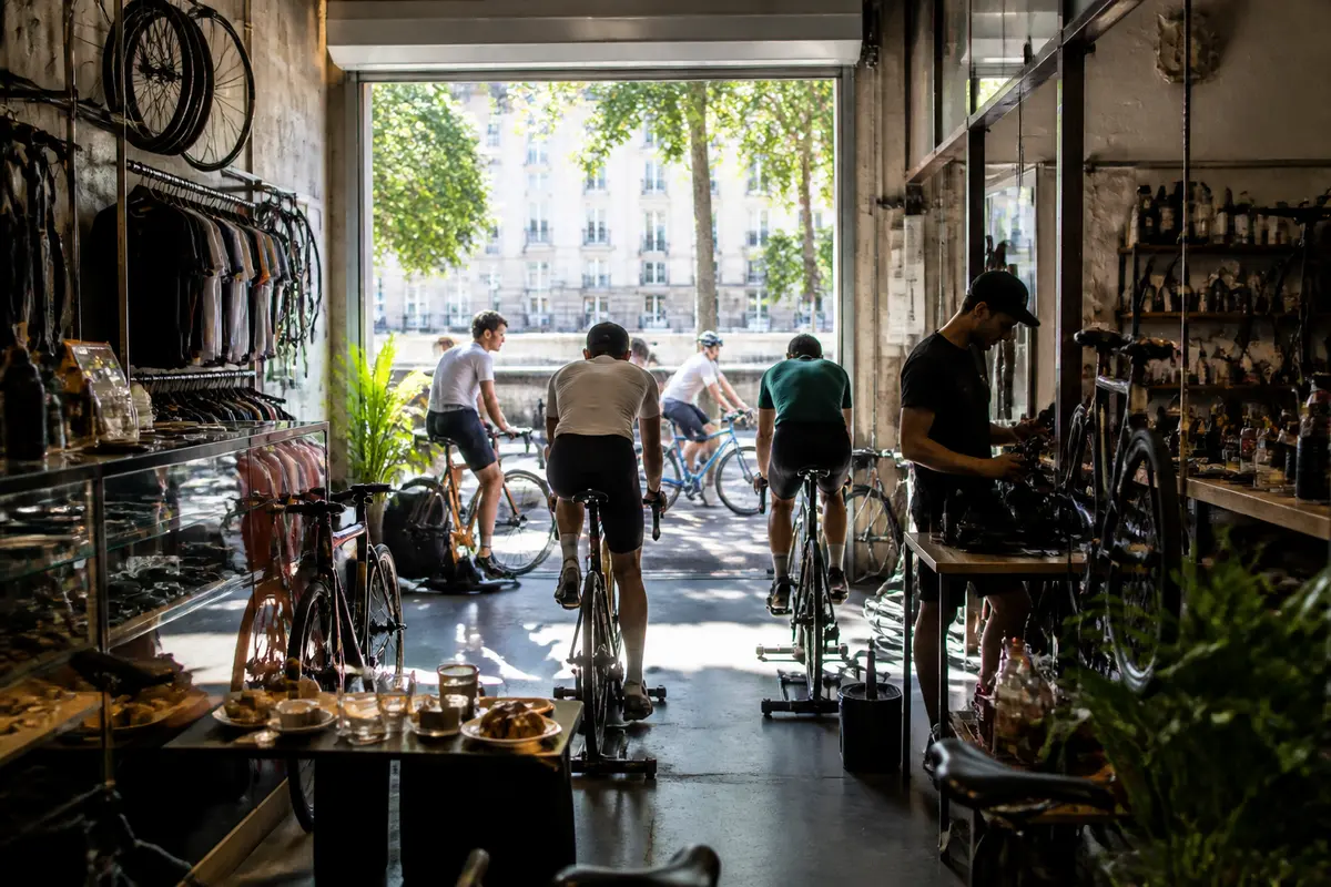 Cyclistes s'entraînant en intérieur, café spécialisé kilomètre 0 le camp de base du cycliste