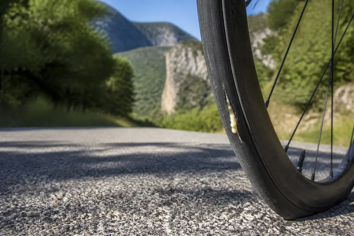 Roulement d'un vélo sur route avec pneu tubeless pour vélo de route en montage.